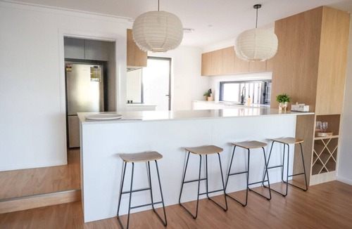 Wagga Wagga House | Stylish Stay: 4BR Central Wagga