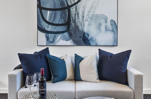 St Kilda West Apartment | Stylish Studio with Great Amenities near Beachside
