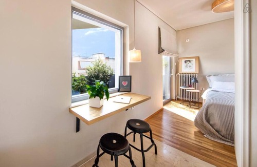 Petralona Apartment | Stylish sunny apt 1 stop from city center