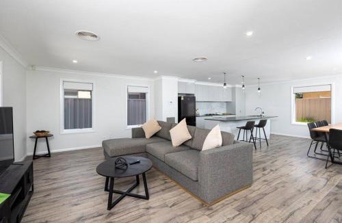 Wagga Wagga House | Stylish Urban Getaway in the Heart of the City