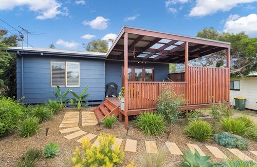 Smiths Beach House | Stylish Zen Bungalow w/Firepit + Walk to Beach!