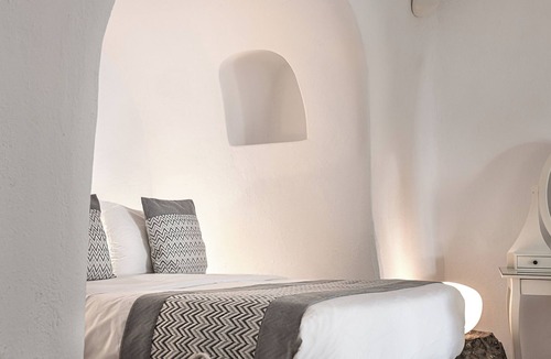 Oia Hotel | Suite with Private Hot Tub