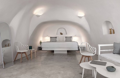Oia Hotel | Suite with Private Hot Tub