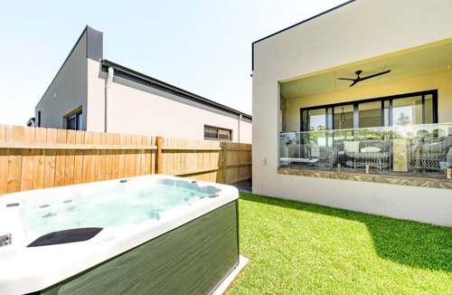 Diamond Beach House | Summerland 8 @ Glorious Diamond Beach with Outdoor Spa