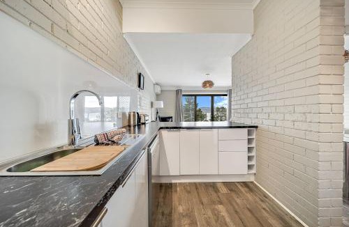 Jindabyne House | Summit 11 - Modern 3BR Apartment l Stunning Lake Views l WiFi l BBQ l Air-Con