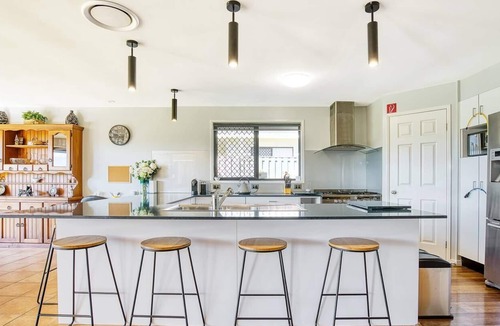 Oxenford House | Sun Soaked Family Escape near Famed Attractions