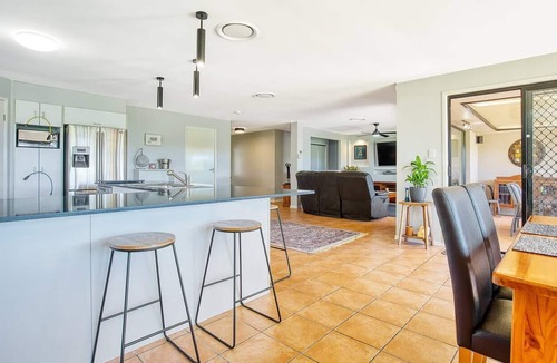 Oxenford House | Sun Soaked Family Escape near Famed Attractions