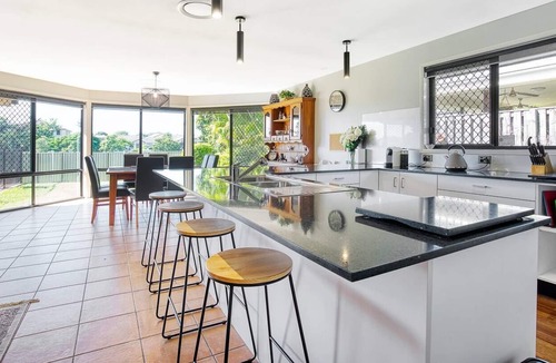 Oxenford House | Sun Soaked Family Escape near Famed Attractions
