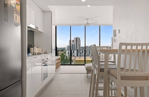 Fortitude Valley Apartment | Sunny 2-Bed in Valley with Premium Amenities