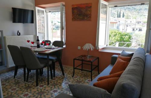 Leonidio Apartment | Sunny cozy House with grand courtyard