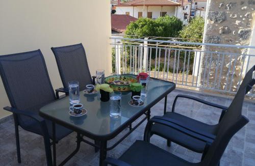 Leonidio Apartment | Sunny cozy House with grand courtyard