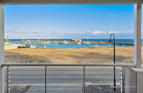 Port Vincent House | Sunny Dais Beachfront - stunning views of the Marina, Clifftops and Port Vincent