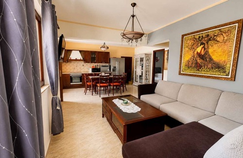 Kefalos Apartment | Sunny Retreat - Kefalos Stay with Patio & Parking