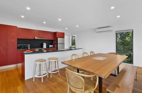 Fairhaven House | Sunnyhaven I Bush Views with multiple living areas