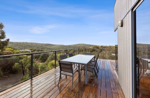 Fairhaven House | Sunnyhaven I Bush Views with multiple living areas