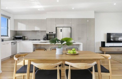 Torquay House | Sunrise Elegance in the Heart of Torquay.