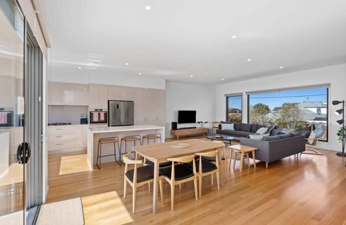 Torquay House | Sunrise Elegance in the Heart of Torquay.