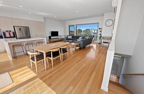 Torquay House | Sunrise Elegance in the Heart of Torquay.