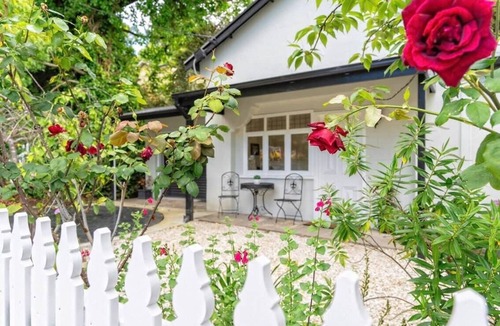 Stirling Cottage | Sunroom, Stirling Hotel - 5 min walk, Fireplace
