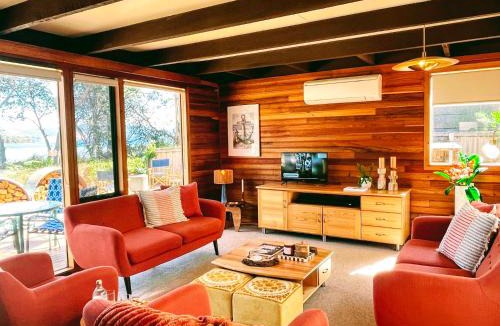 Garden Island Creek House | Sunset Beach Villa - Beach front home situated on the Huon River - Sleeps 8