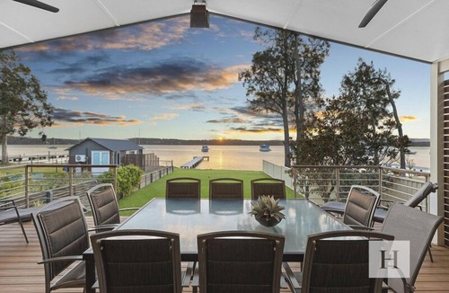 Mannering Park House | Sunset Central Coast - Lake, Kayaks & Jetty!