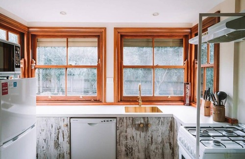 Portarlington House | Sunset Cottage by the Bay, With Fire, Pet Friendly