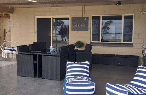 Barmera Cottage | "Sunset Dreamz" Lake front accommodation with 180 degree Lake Bonney views
