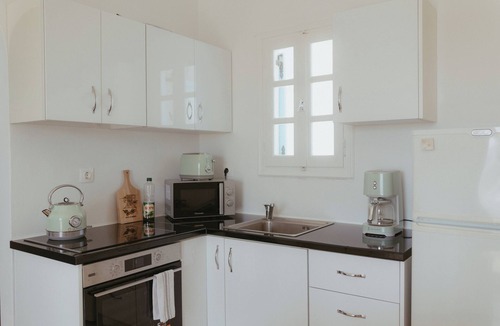 Aliki Apartment | Sunset Getaway Aliki: Charming apartment by the beach with beautiful sunset view