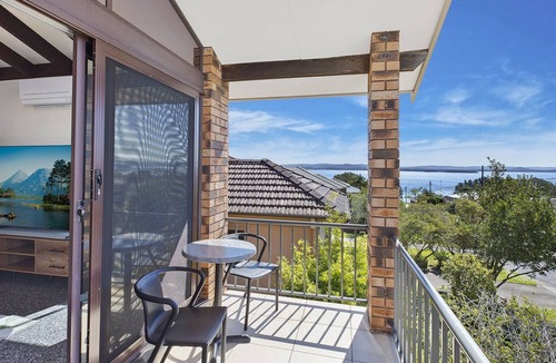 The Entrance House | SUNSET ON VIEW - COASTAL SETTING WITH POOL