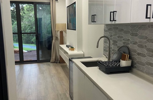 Boyland Cabin | Sunset Ridge - King Bed Cabin nestled at the base of Tamborine Mountain.