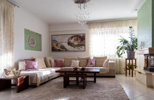Karditsa Apartment | Sunshine Retreat Apartment