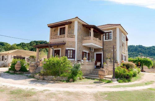 Ano Vasilikos House | Sunshine Villa