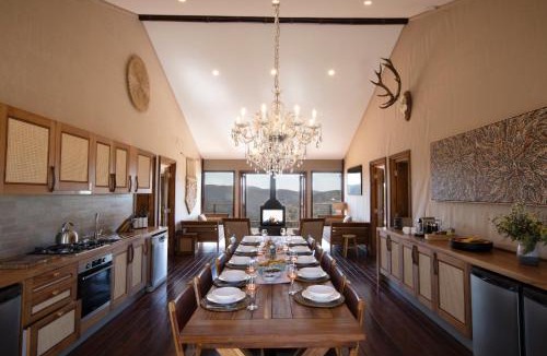 Capertee Villa | Sunvale Stunning Luxury Lodge with Woodfire Heated Spa and Large Deck