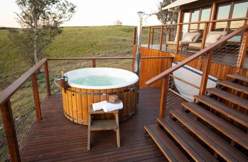 Capertee Villa | Sunvale Stunning Luxury Lodge with Woodfire Heated Spa and Large Deck