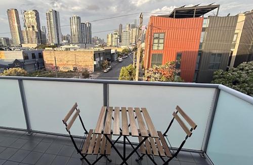 Port Melbourne Apartment | Superb City Views - Apartment, work or just relax!