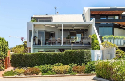 North Fremantle House | Superb Riverfront 3-Storey Home with Pool, deck and space