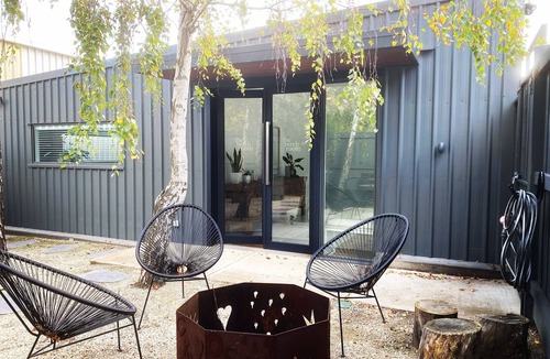 Leopold Apartment | Superior Boutique Accomodation - central to WINERIES and BEACHES