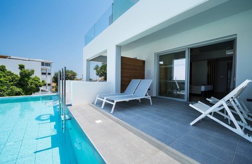 Psalidi Apartment | Superior Double Room with Swim-up Sharing Pool – Inland View