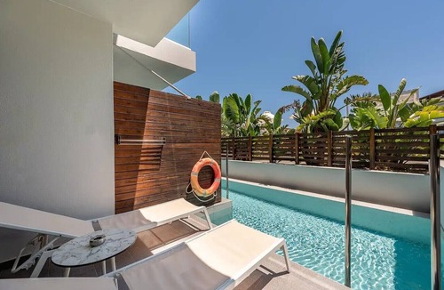 Psalidi Apartment | Superior Double Room with Swim-up Sharing Pool – Inland View