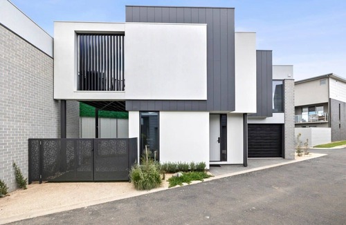 Torquay House | Surf Central Townhouse: Walk to Beach and Shops