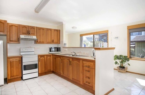 Kioloa House | Surfside Summary: Abs