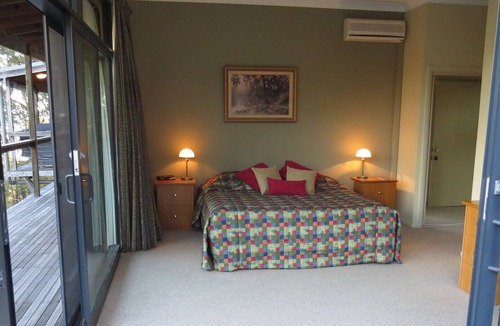 Vacy Cabin | Swagman's Rest Lodge at BANJOS BUSHLAND RETREAT - couples, 1 family or singles