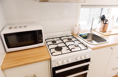 Wollongong Ski Chalet | Sweet beautiful TINY HOME with pool and 2 minute drive to the beach