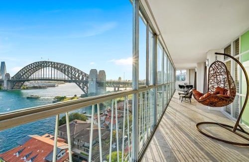 Kirribilli Apartment | Sydney's Landmark Views from Luxury 2Bd Apt