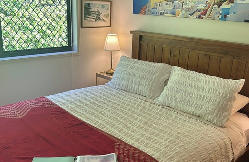 Craignish Bed & Breakfast | Synergy Beachside Nudist Retreat 2 minute walk to beach A/C King bed breakfast