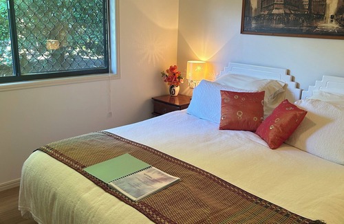 Craignish Bed & Breakfast | Synergy Beachside Nudist Retreat 2 minute walk to beach A/C King bed breakfast