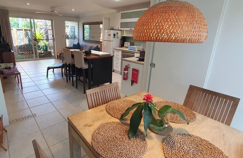 Suffolk Park Apartment | Tallows Beach Sanctuary, beachside unit, walk to beach and shops. WIFI, Netflix