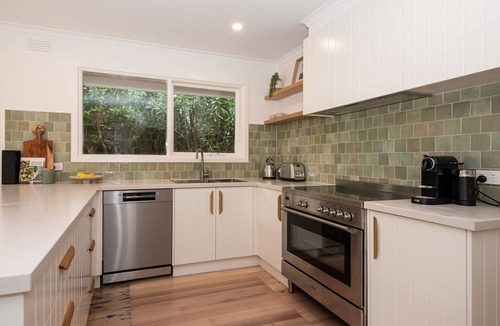 Somers House | Tasman Serenity in Somers Walk to the beach