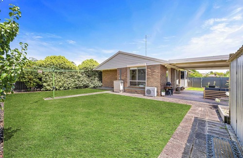 Alfredton House | Tasteful 3BR On Towong, Alfredton