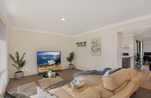 Eight Mile Plains House | Terbium Sanctuary: Centrally located to shopping, good food and parks
